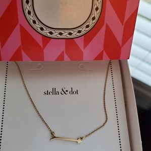 Stella andndot arrow necklace. Gold color